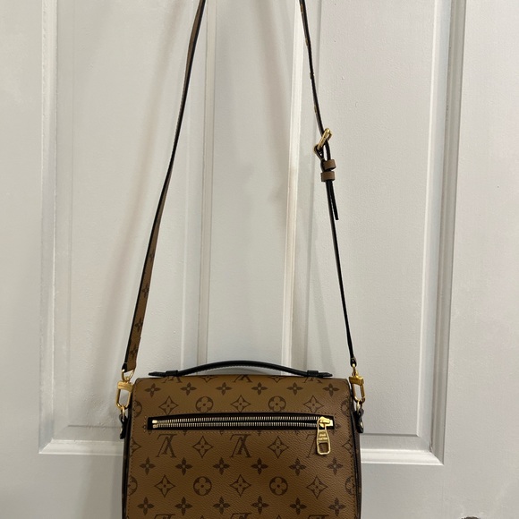 Louis Vuitton Pochette Metis in Reverse Monogram - Picture 4 of 9
